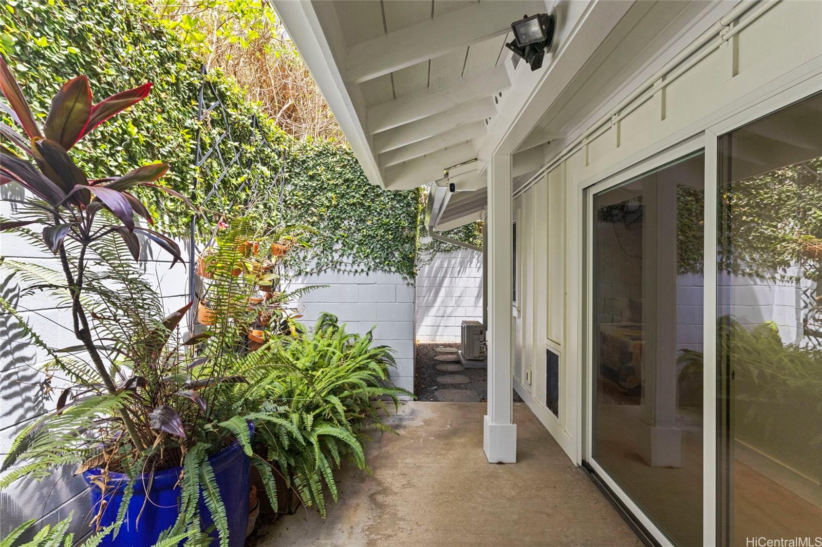 888  Ahuwale Street Aina Haina Area, Diamond Head home - photo 18 of 24