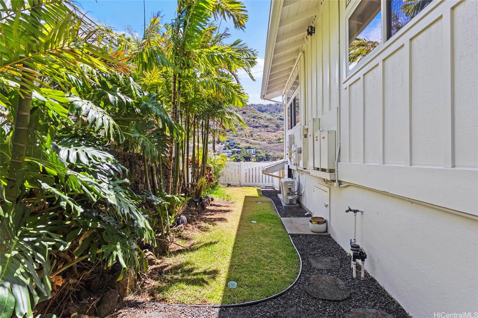 888  Ahuwale Street Aina Haina Area, Diamond Head home - photo 19 of 24