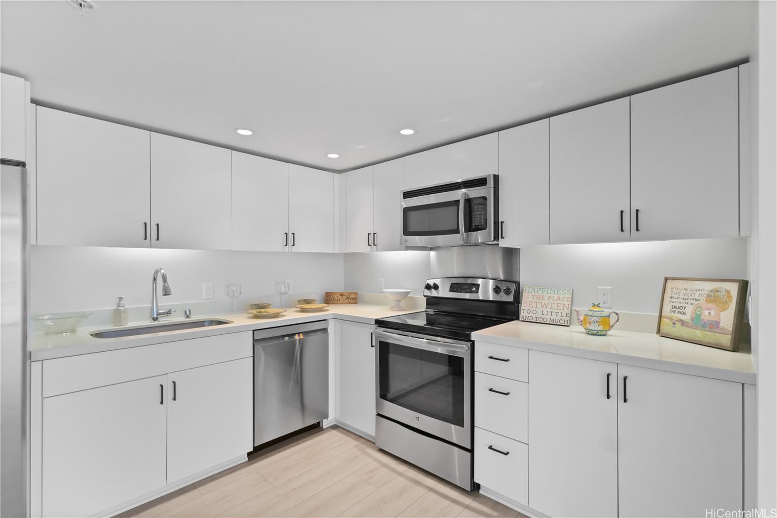 Symphony Honolulu condo # 1511, Honolulu, Hawaii - photo 6 of 24