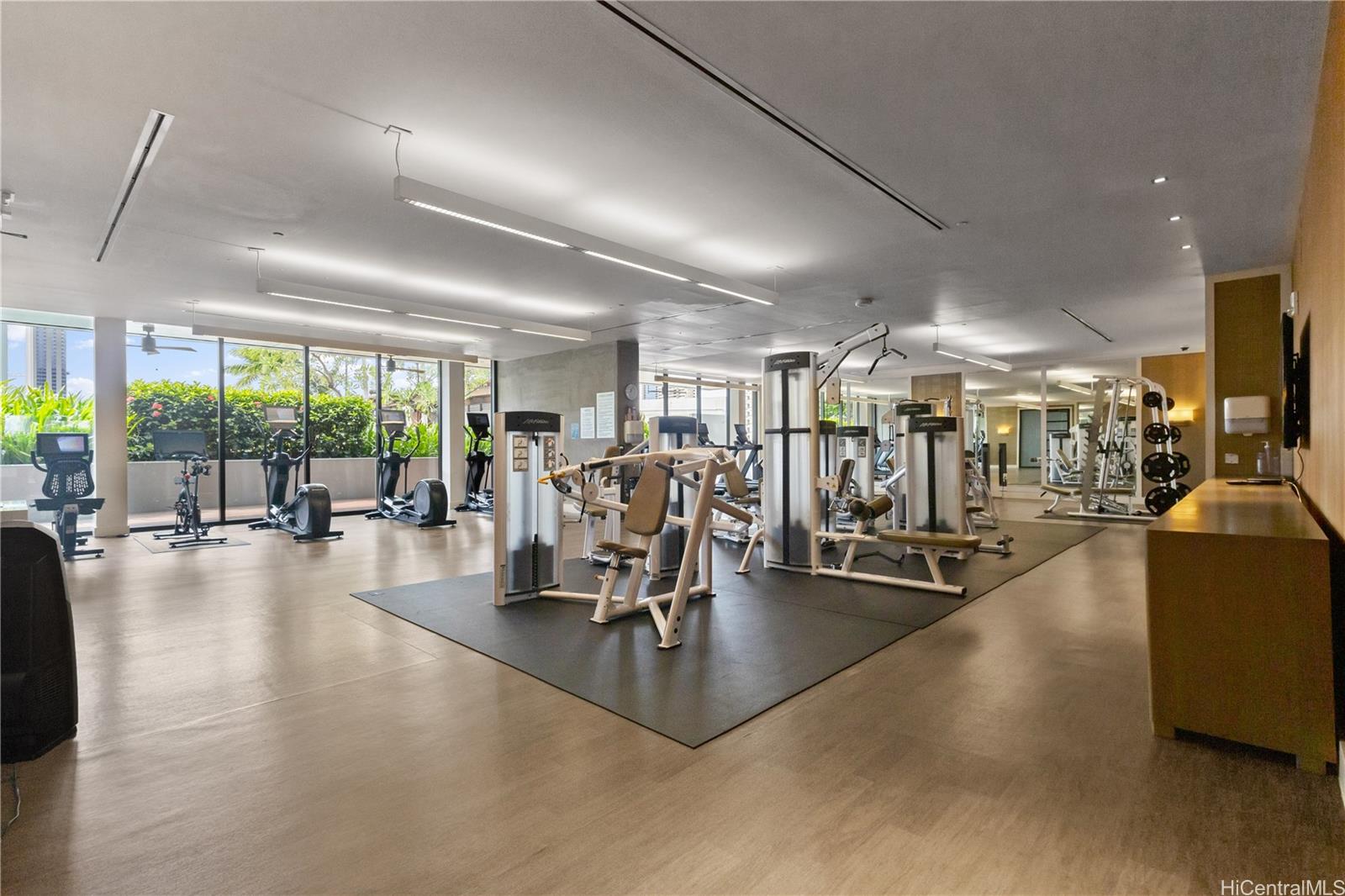 Symphony Honolulu condo # 1511, Honolulu, Hawaii - photo 20 of 24