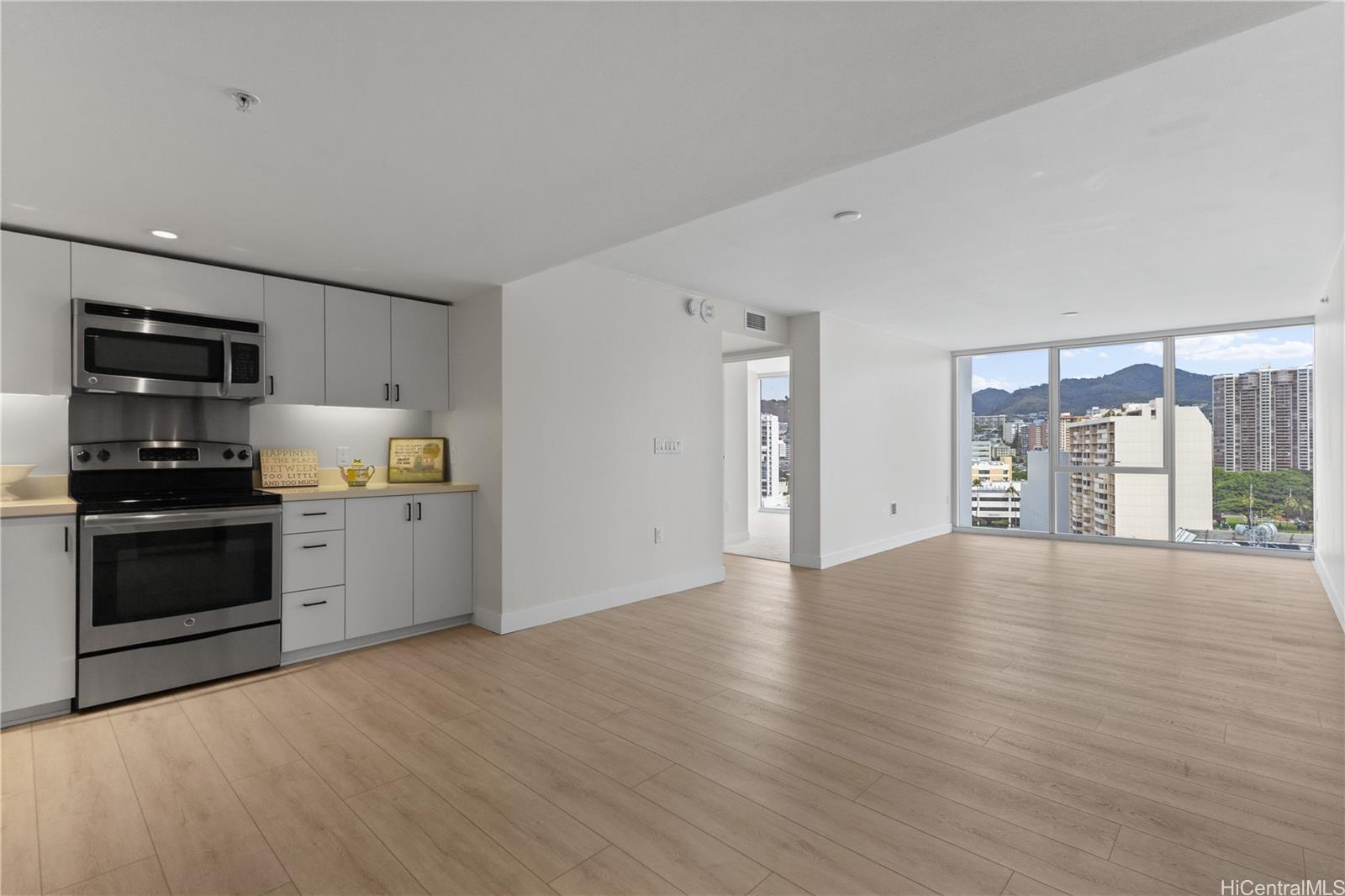 Symphony Honolulu condo # 1511, Honolulu, Hawaii - photo 7 of 24