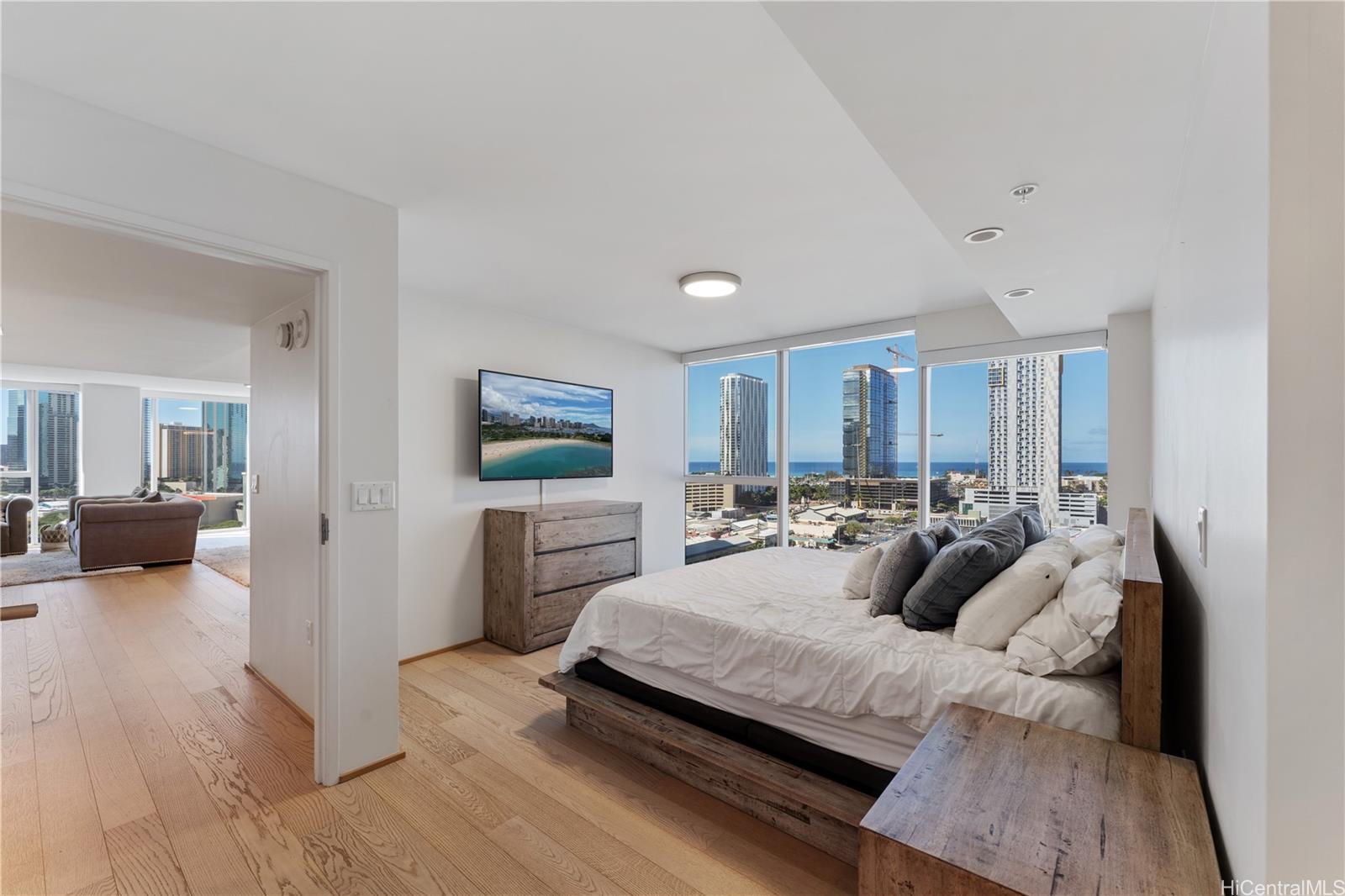 Symphony Honolulu condo # 1605, Honolulu, Hawaii - photo 11 of 25