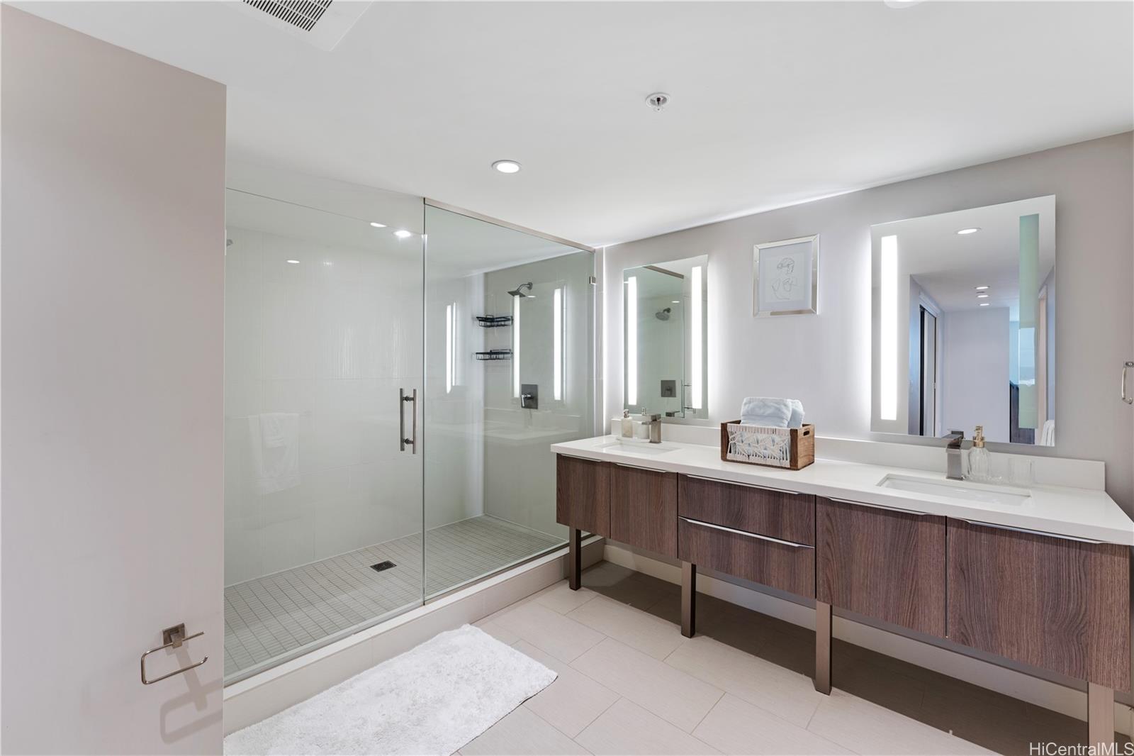 Symphony Honolulu condo # 1605, Honolulu, Hawaii - photo 13 of 25