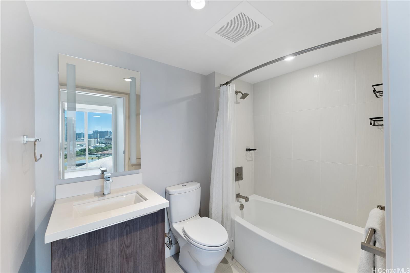 Symphony Honolulu condo # 1605, Honolulu, Hawaii - photo 18 of 25