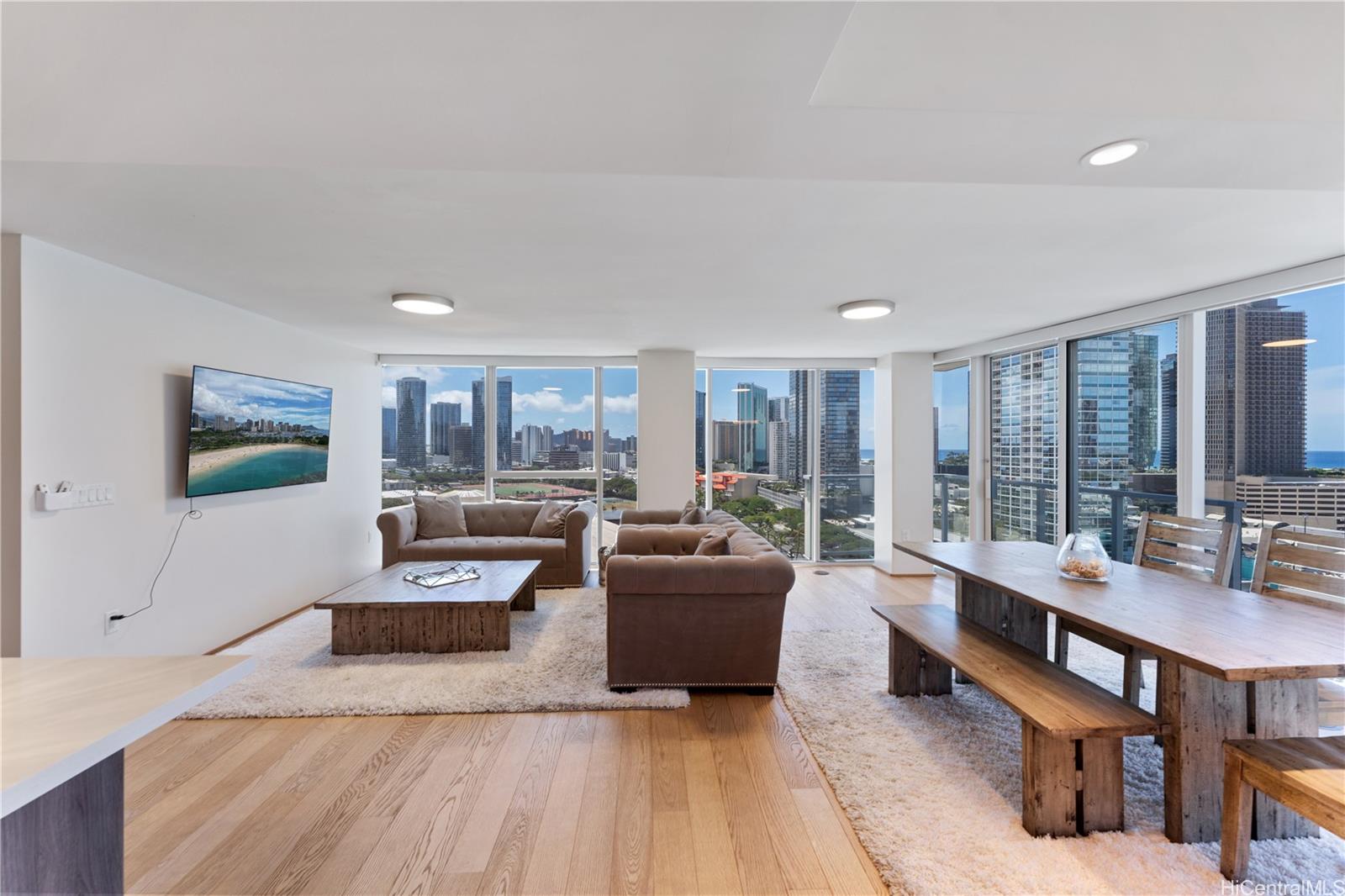 Symphony Honolulu condo # 1605, Honolulu, Hawaii - photo 4 of 25