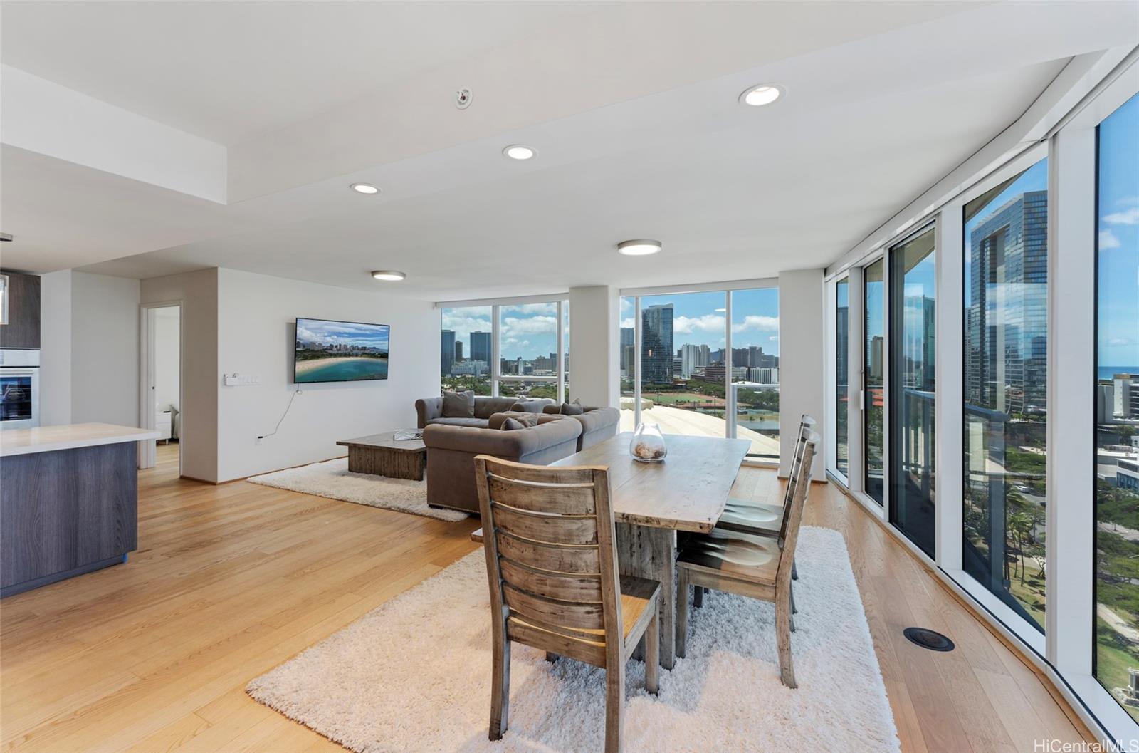 Symphony Honolulu condo # 1605, Honolulu, Hawaii - photo 9 of 25