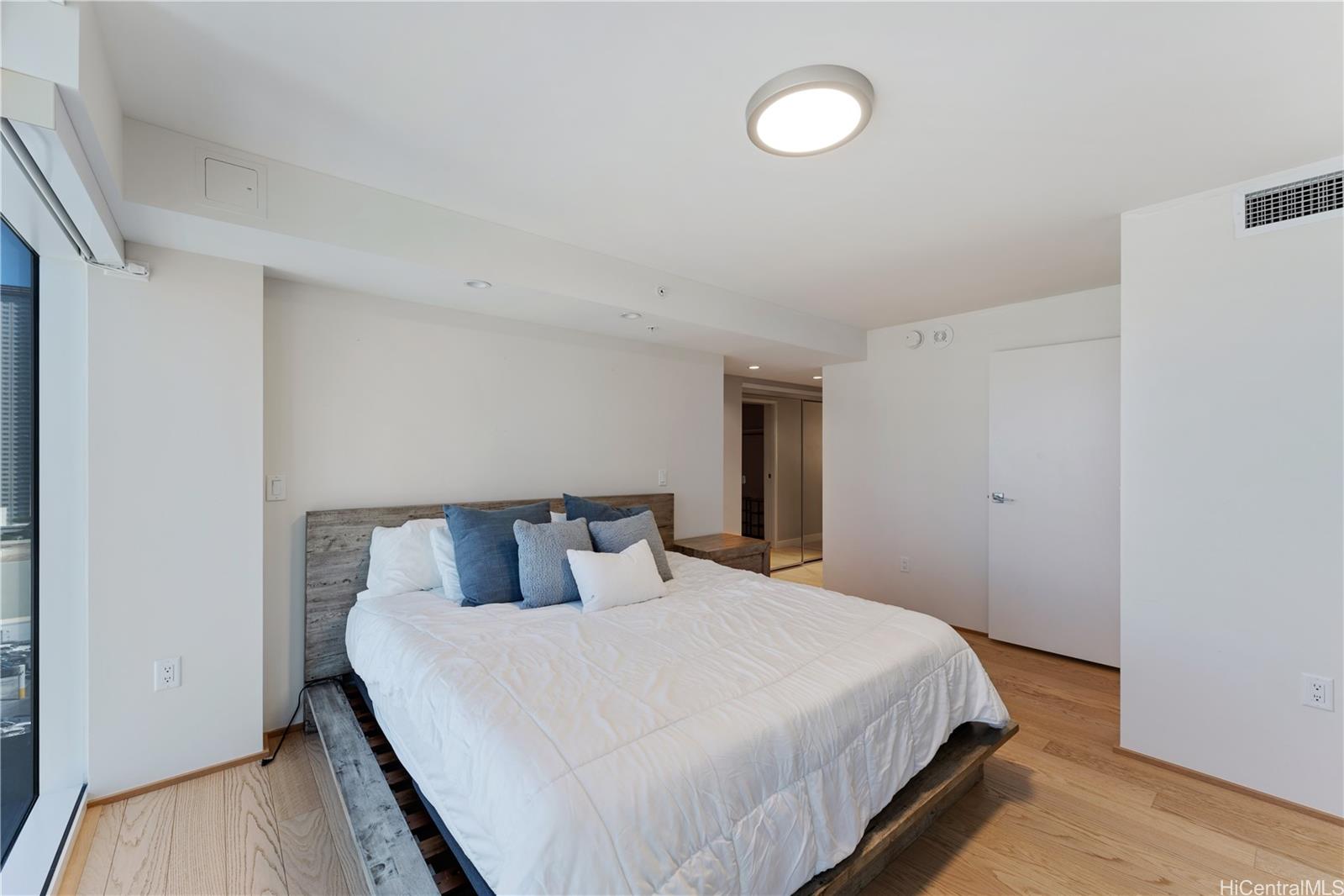 Symphony Honolulu condo # 1605, Honolulu, Hawaii - photo 10 of 25