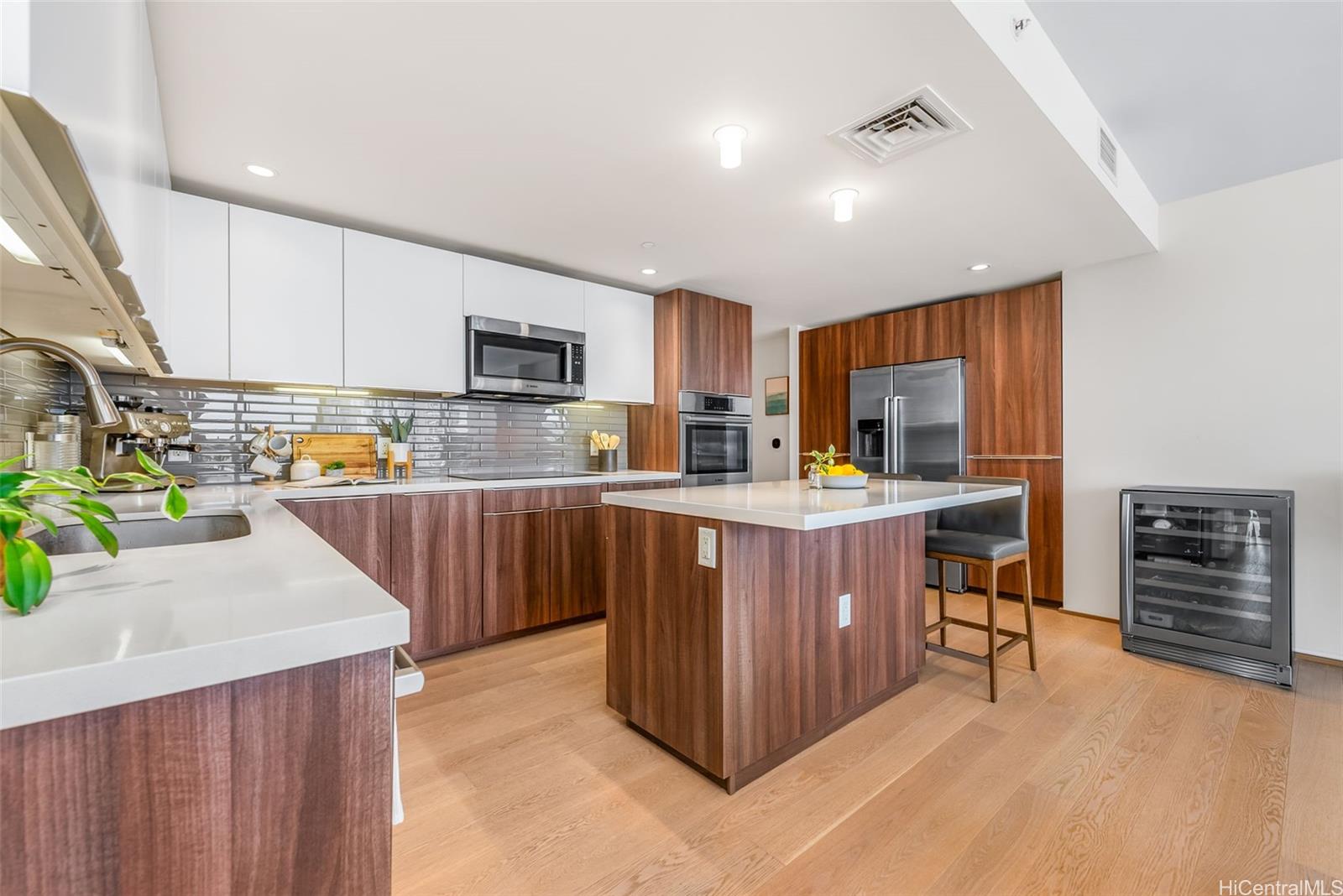 Symphony Honolulu condo # 2810, Honolulu, Hawaii - photo 3 of 25