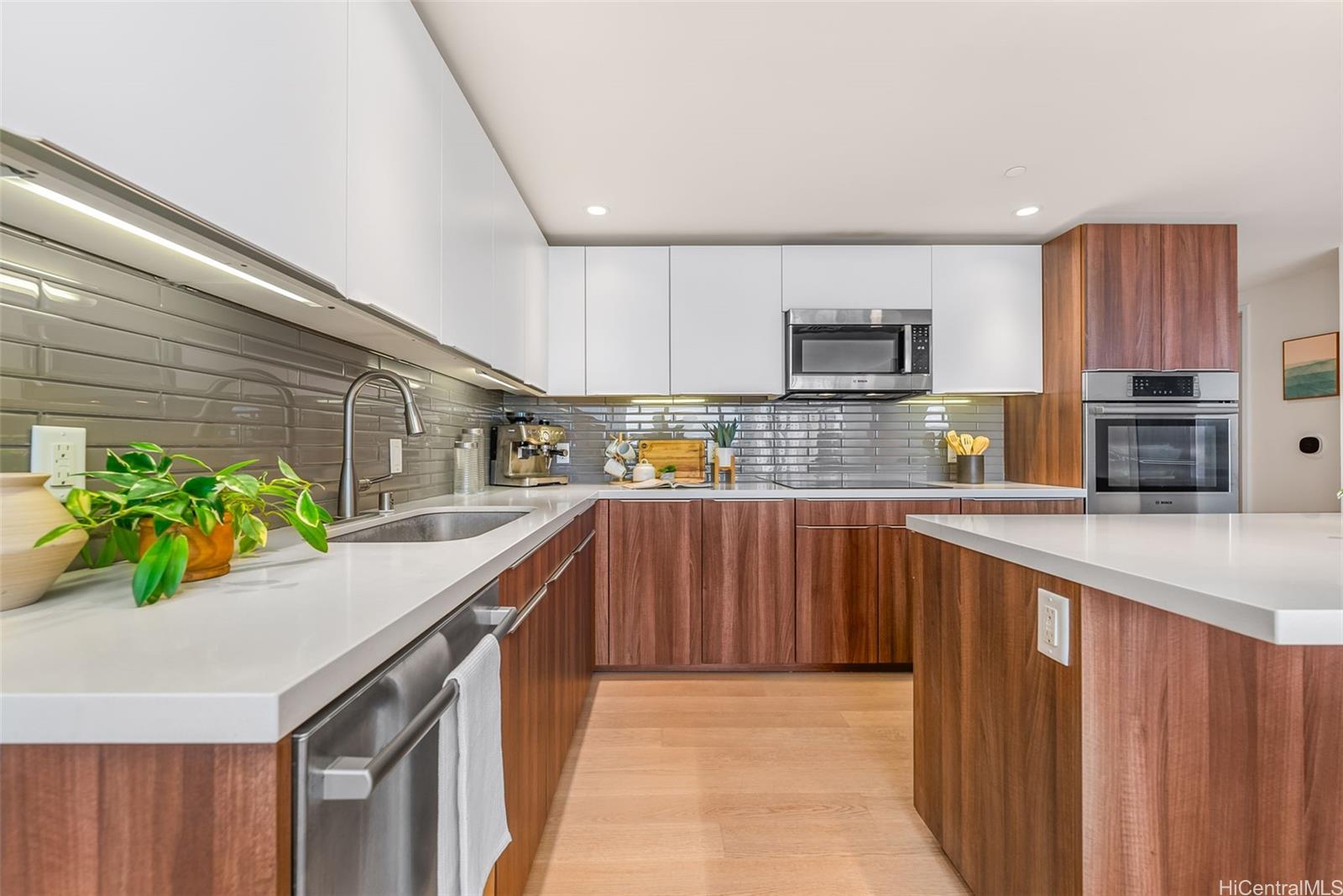 Symphony Honolulu condo # 2810, Honolulu, Hawaii - photo 4 of 25