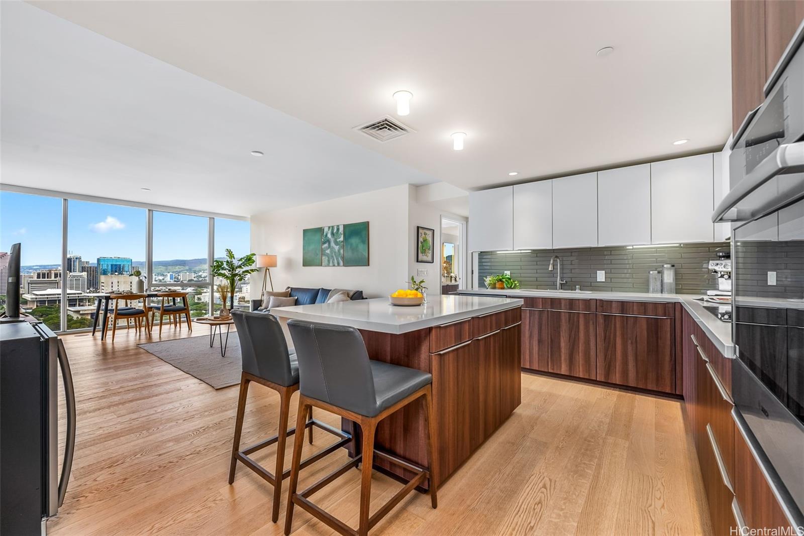 Symphony Honolulu condo # 2810, Honolulu, Hawaii - photo 5 of 25