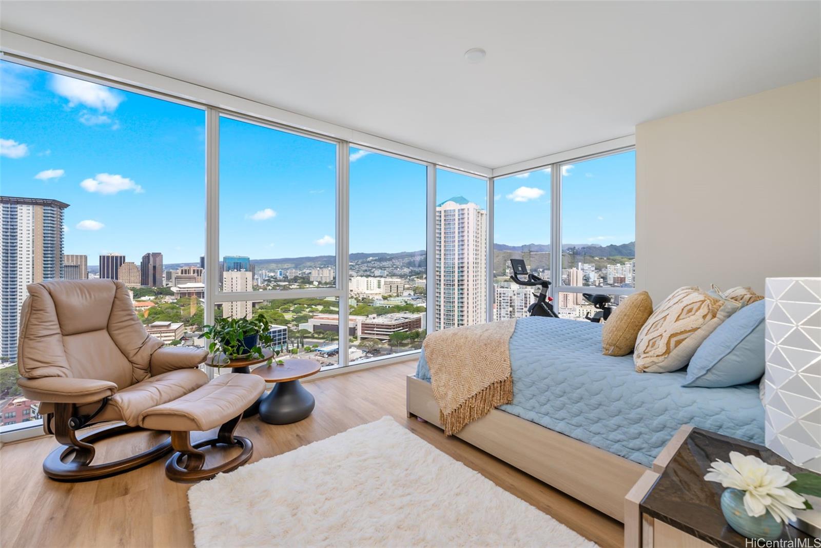 Symphony Honolulu condo # 2810, Honolulu, Hawaii - photo 8 of 25