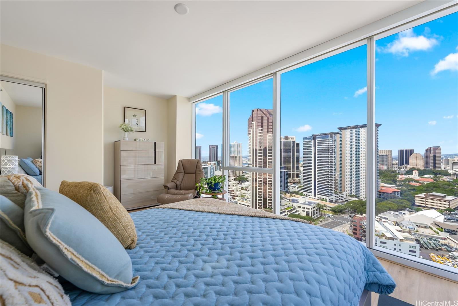 Symphony Honolulu condo # 2810, Honolulu, Hawaii - photo 10 of 25