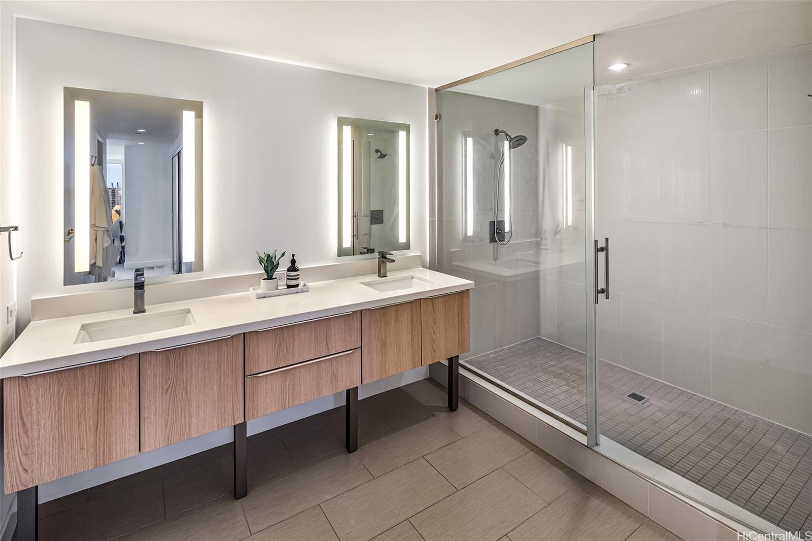 Symphony Honolulu condo # 3009, Honolulu, Hawaii - photo 15 of 25