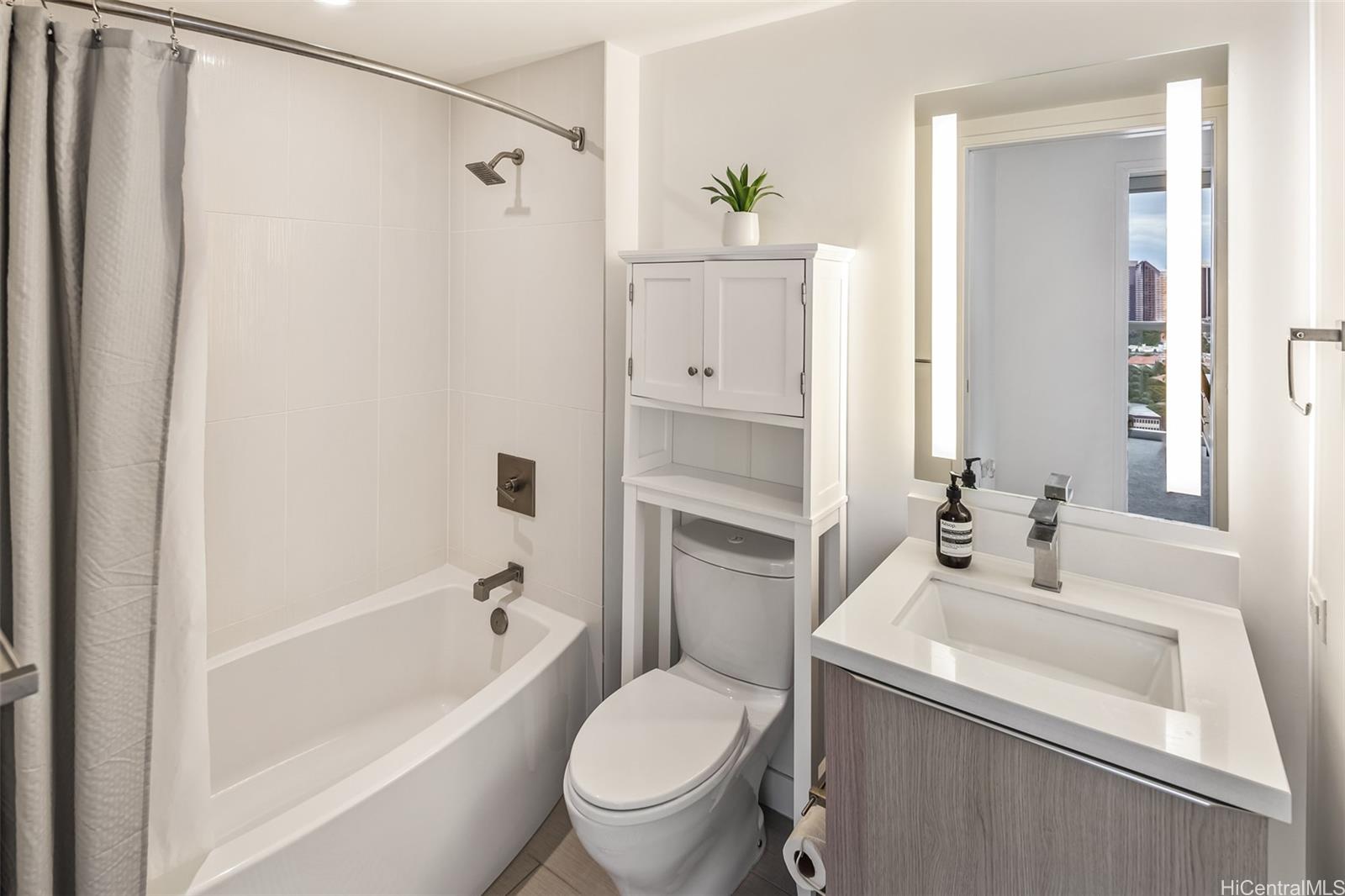 Symphony Honolulu condo # 3009, Honolulu, Hawaii - photo 18 of 25