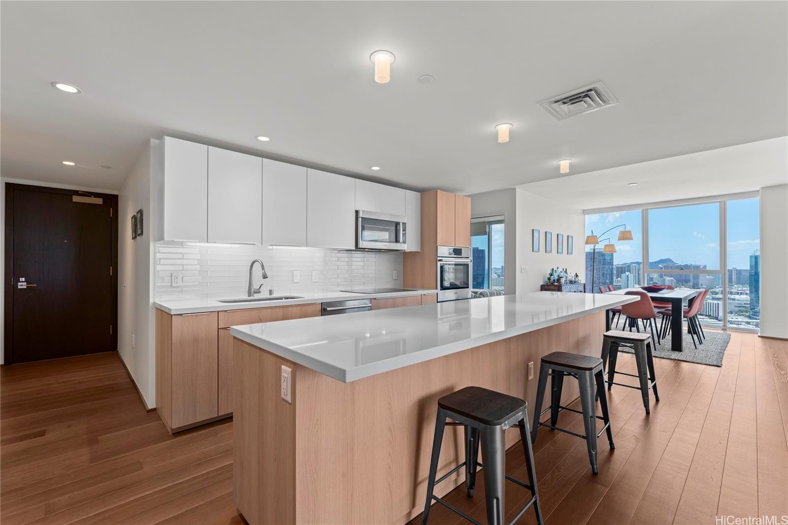 Symphony Honolulu condo # 3505, Honolulu, Hawaii - photo 7 of 25