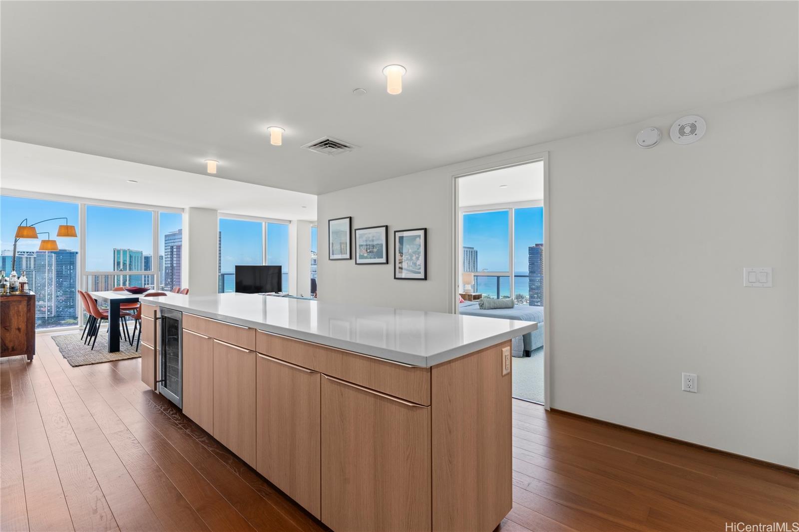 Symphony Honolulu condo # 3505, Honolulu, Hawaii - photo 8 of 25