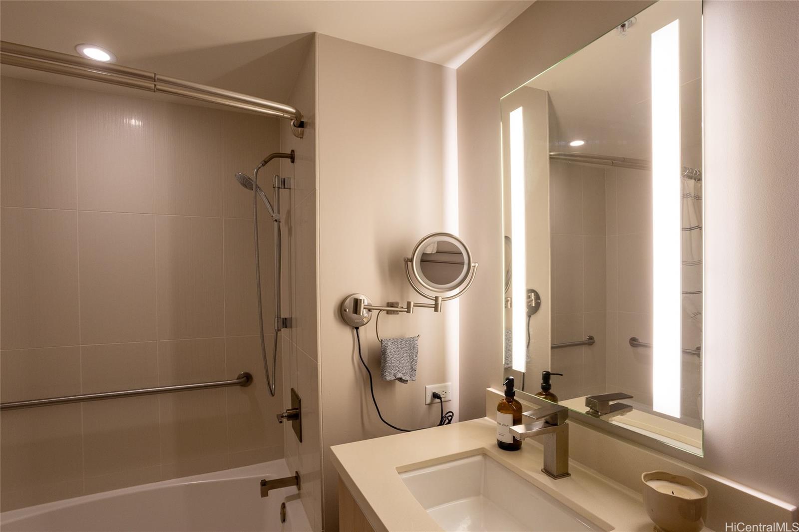 Symphony Honolulu condo # 4101, Honolulu, Hawaii - photo 5 of 25