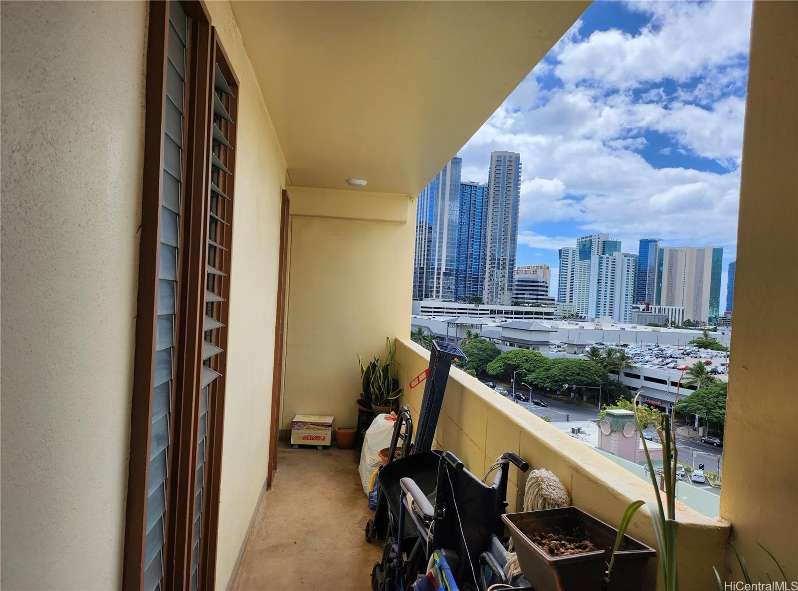 Sandalwood condo # 1008, Honolulu, Hawaii - photo 3 of 10