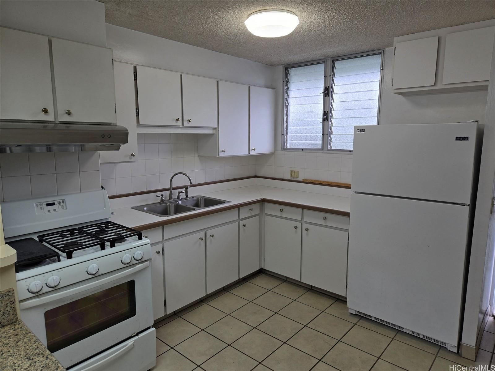 Holiday Parkway condo # 303, Honolulu, Hawaii - photo 2 of 15