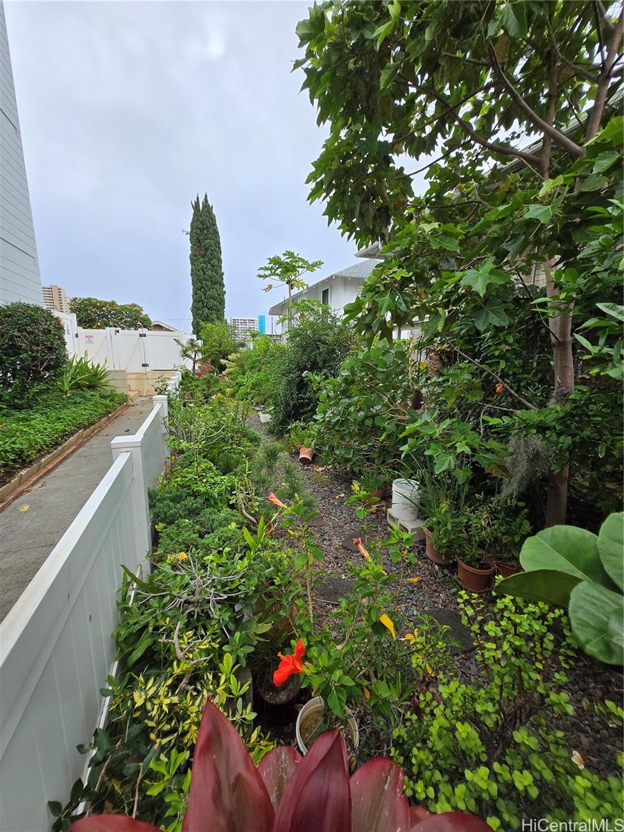 Holiday Parkway condo # 303, Honolulu, Hawaii - photo 13 of 15