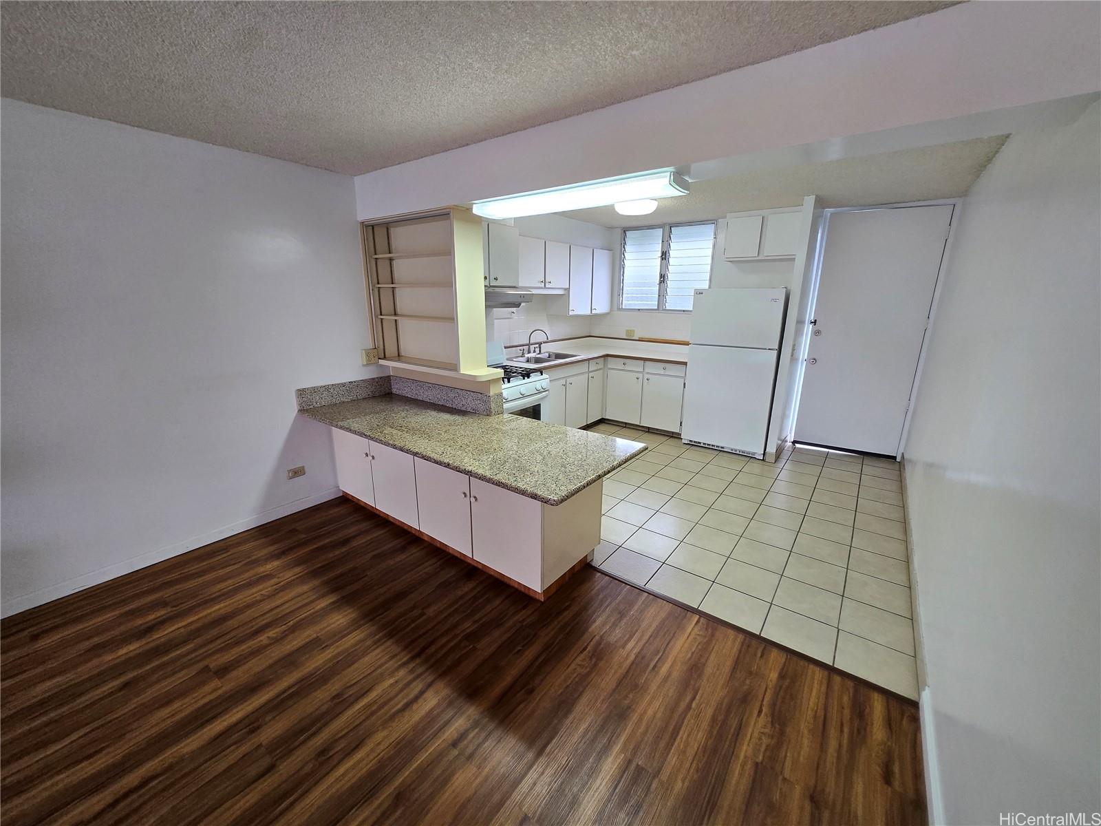 Holiday Parkway condo # 303, Honolulu, Hawaii - photo 5 of 15