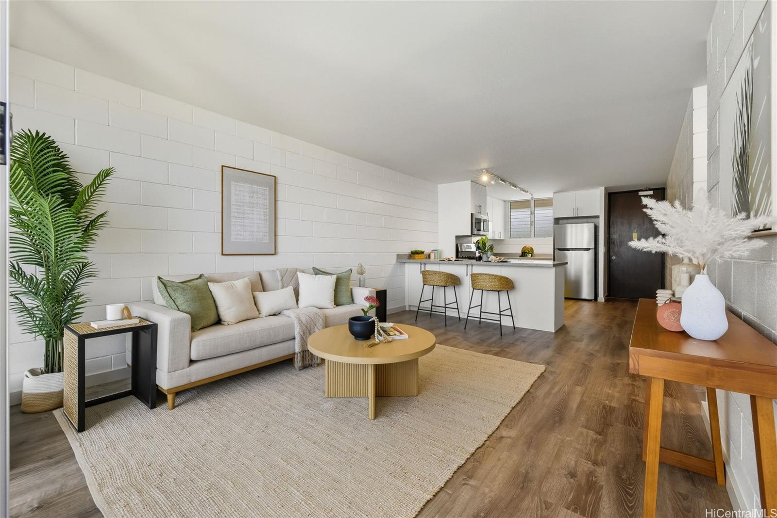 Holiday Parkway condo # 807, Honolulu, Hawaii - photo 2 of 15