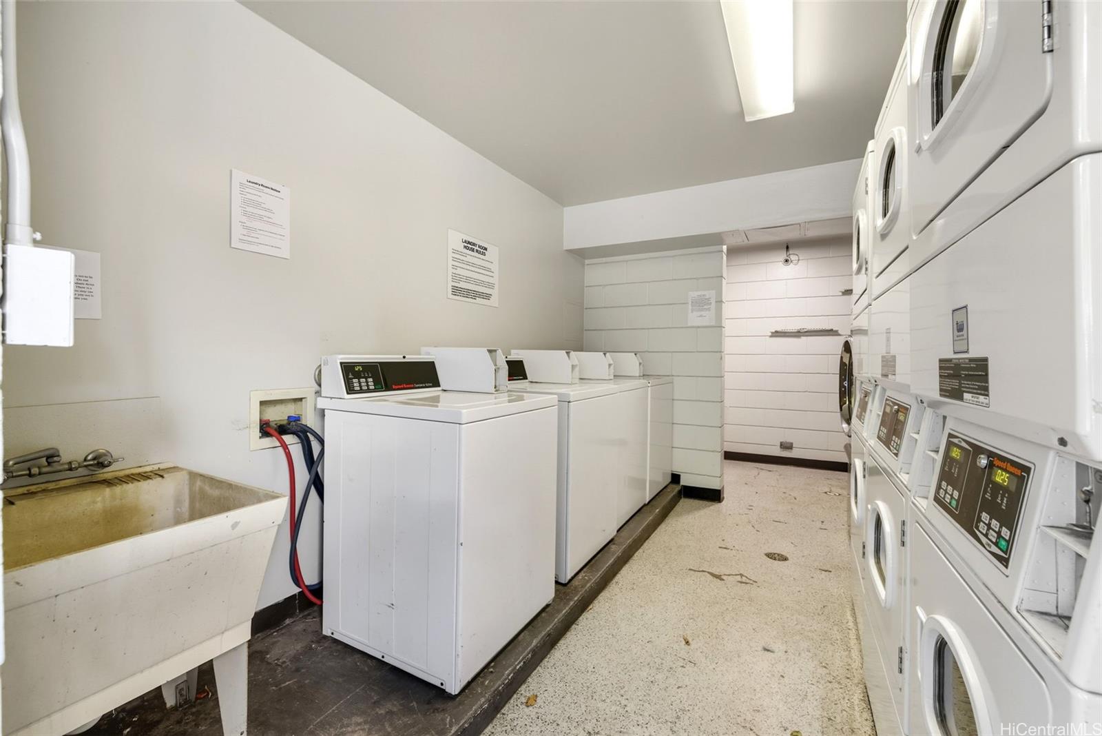 Holiday Parkway condo # 807, Honolulu, Hawaii - photo 14 of 15