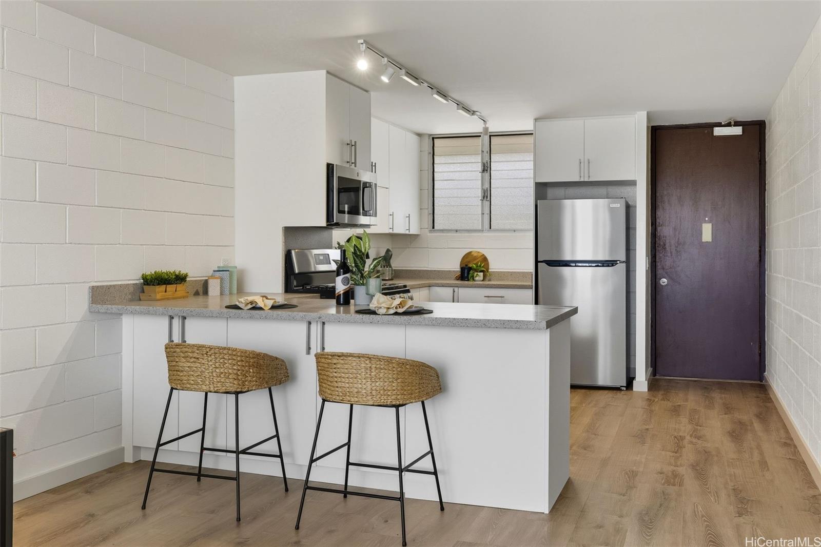 Holiday Parkway condo # 807, Honolulu, Hawaii - photo 3 of 15