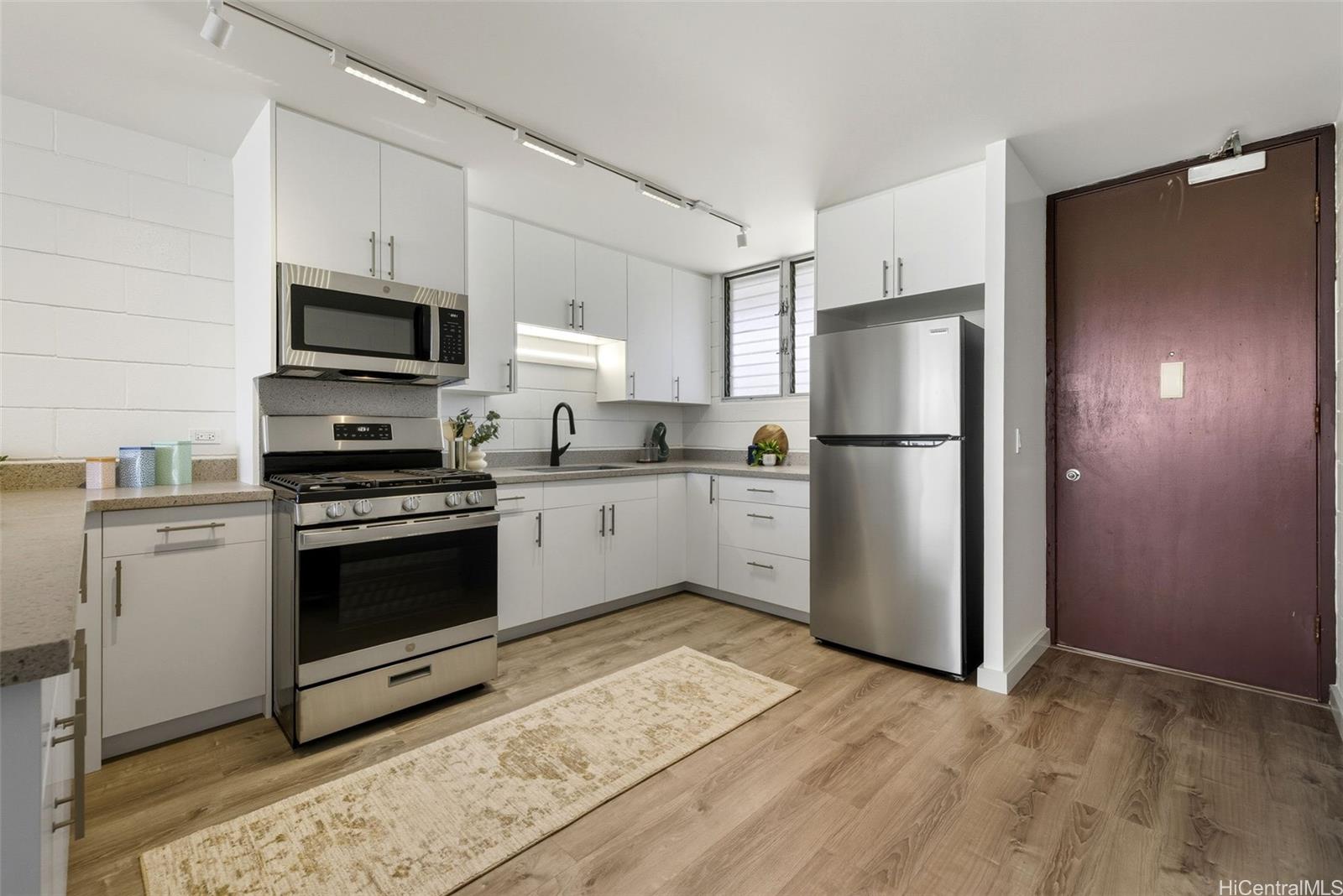 Holiday Parkway condo # 807, Honolulu, Hawaii - photo 5 of 15