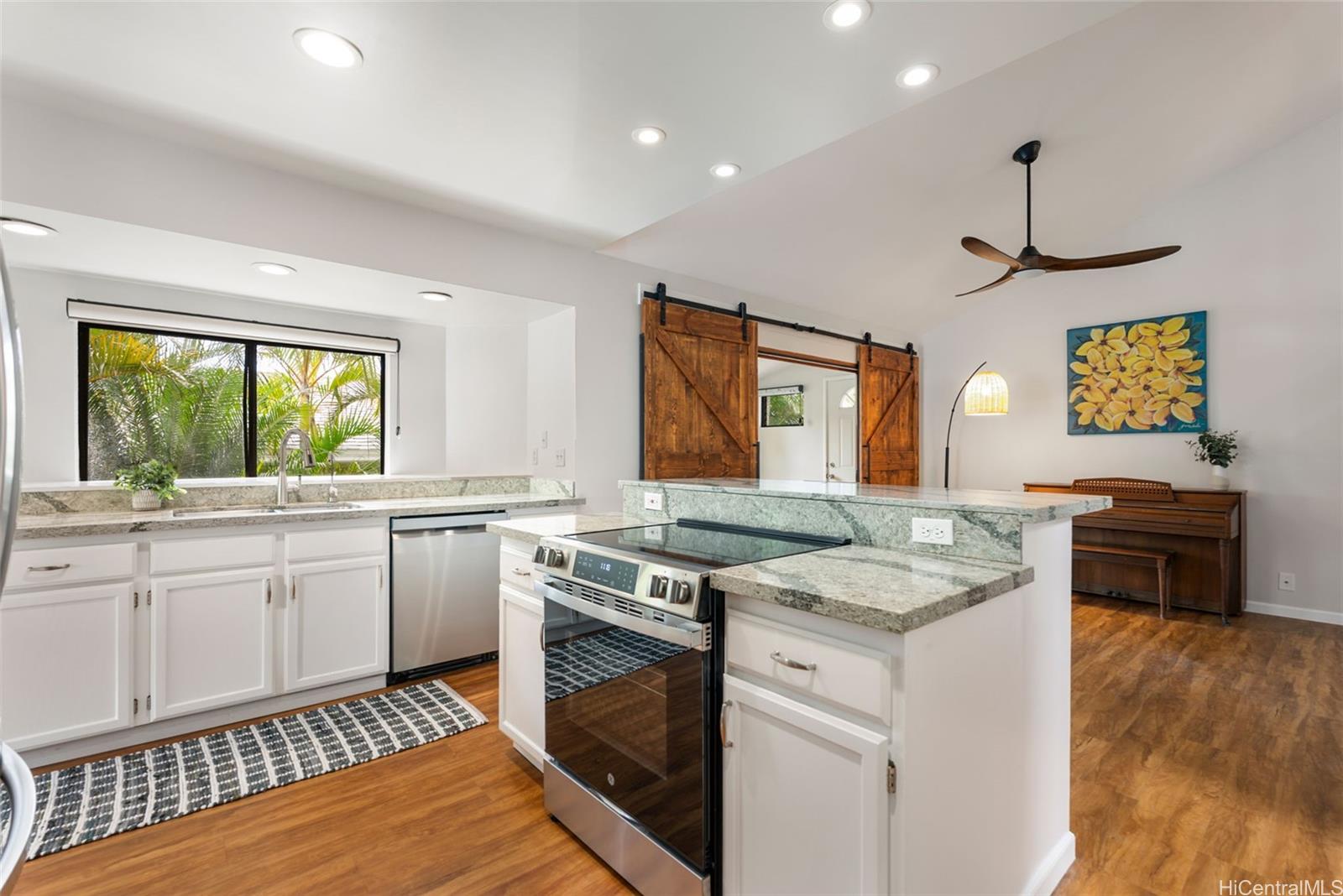 914  Kahena Street Hahaione-upper, Hawaii Kai home - photo 2 of 25