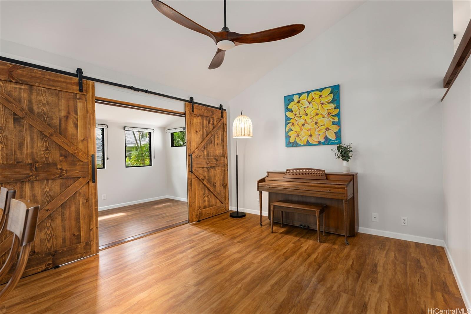 914  Kahena Street Hahaione-upper, Hawaii Kai home - photo 8 of 25