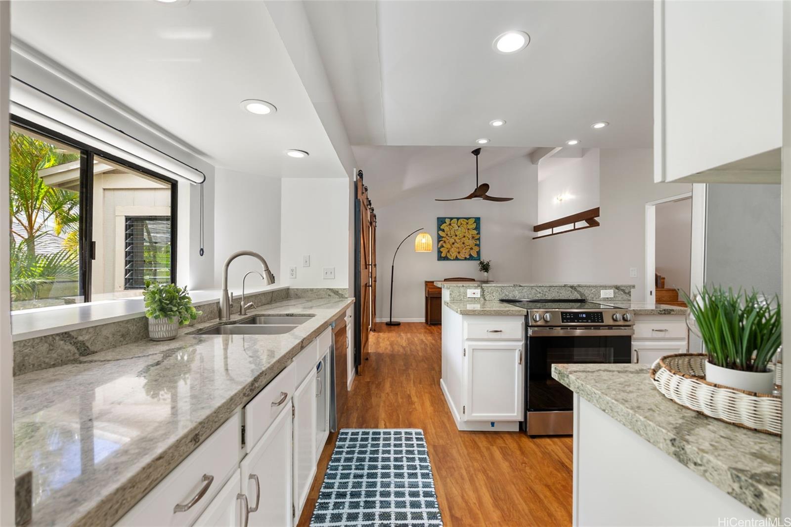 914  Kahena Street Hahaione-upper, Hawaii Kai home - photo 10 of 25
