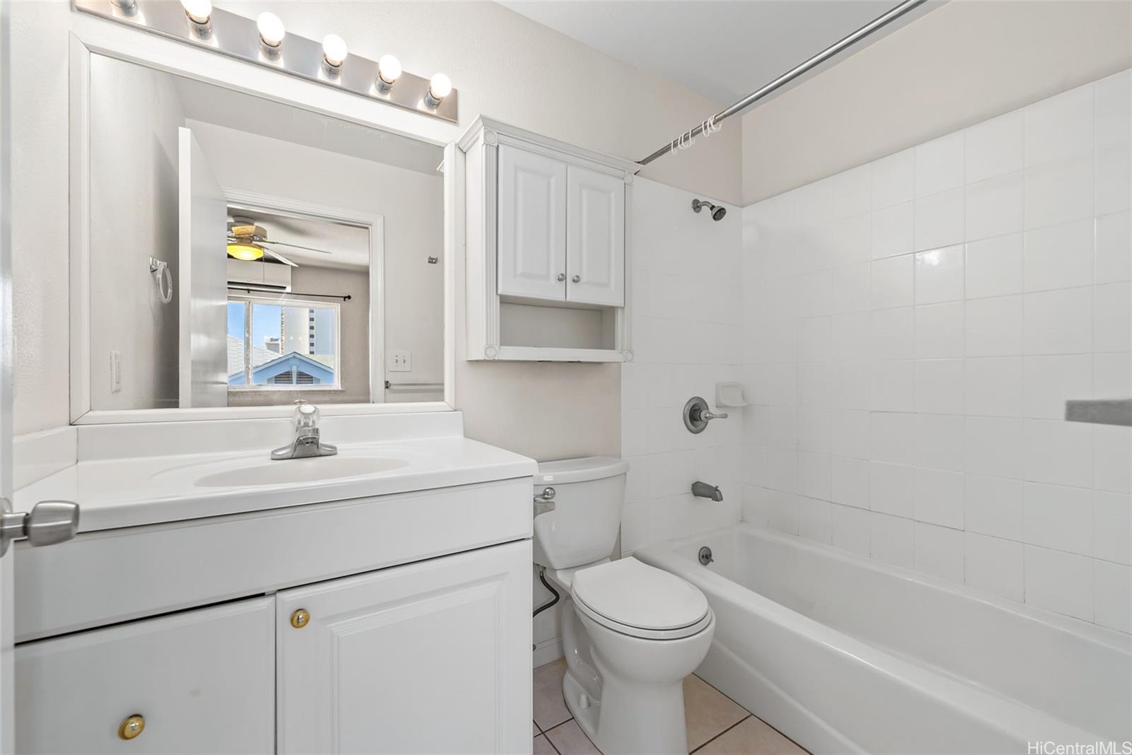 915  Mccully Street Moiliili, Honolulu home - photo 12 of 25