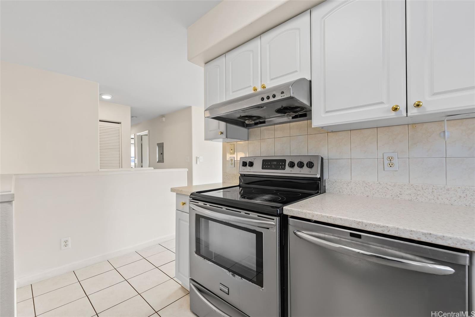 915  Mccully Street Moiliili, Honolulu home - photo 4 of 25