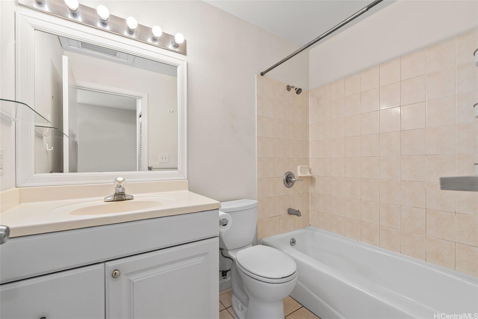 915  Mccully Street Moiliili, Honolulu home - photo 8 of 25