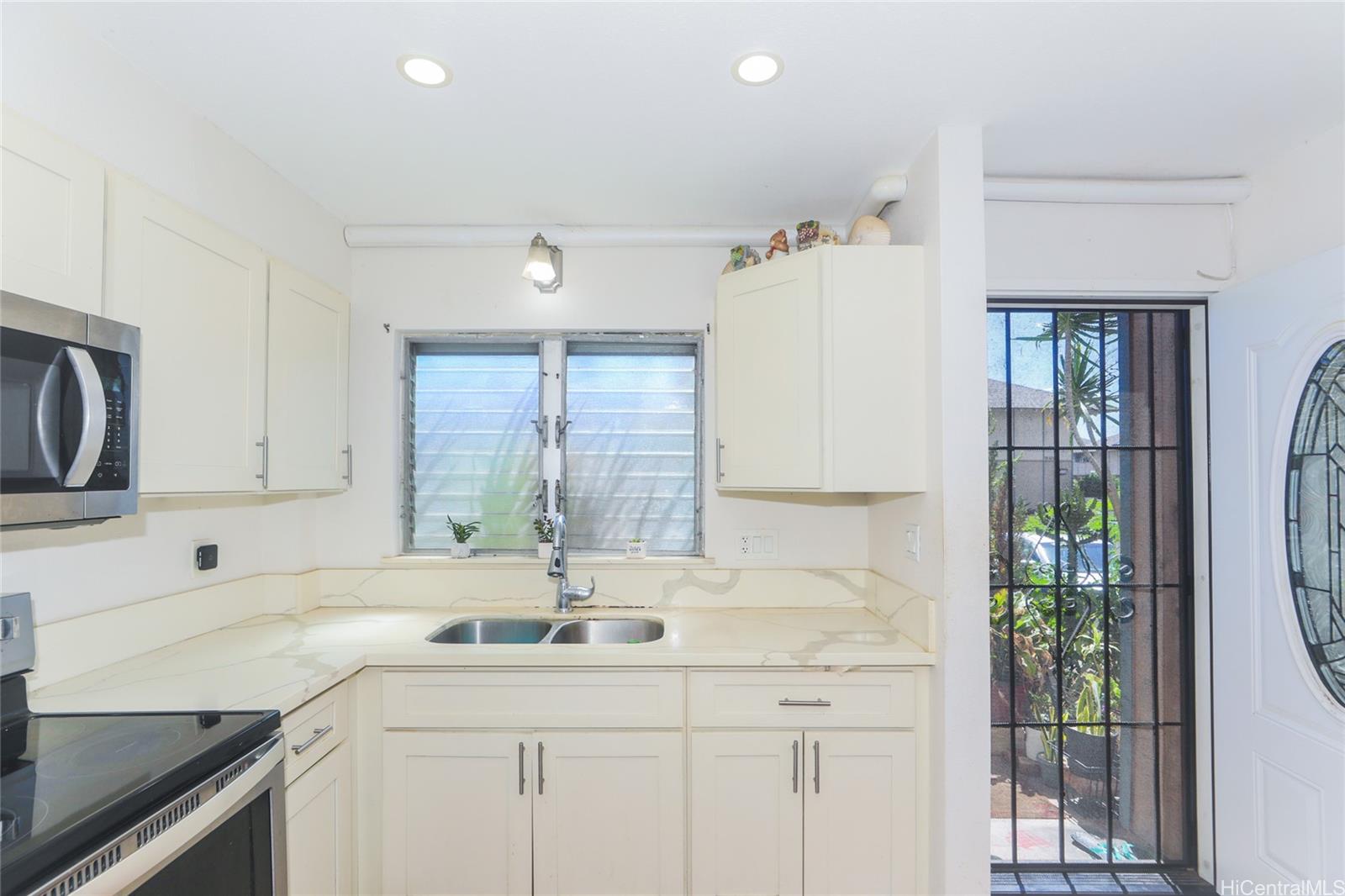 91-627 Kilaha Street townhouse # 9, Ewa Beach, Hawaii - photo 7 of 23