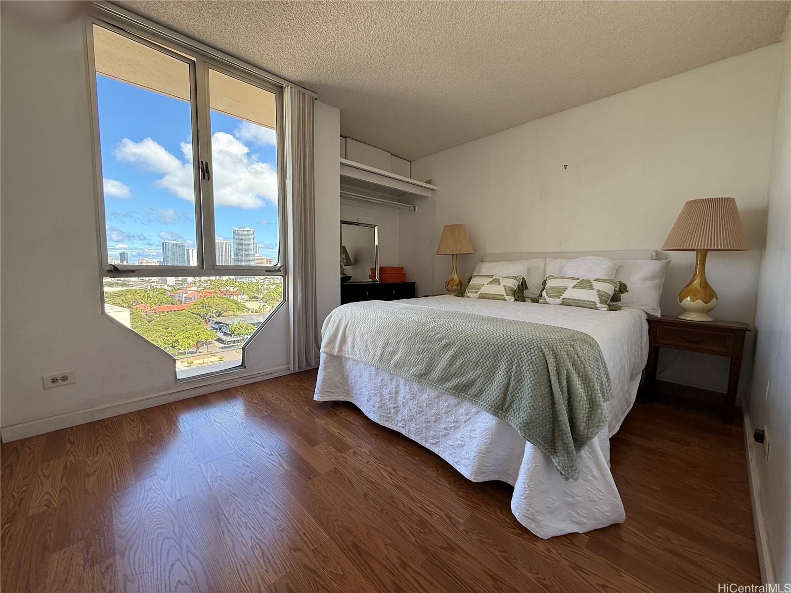 Royal Court condo # 16H, Honolulu, Hawaii - photo 13 of 14