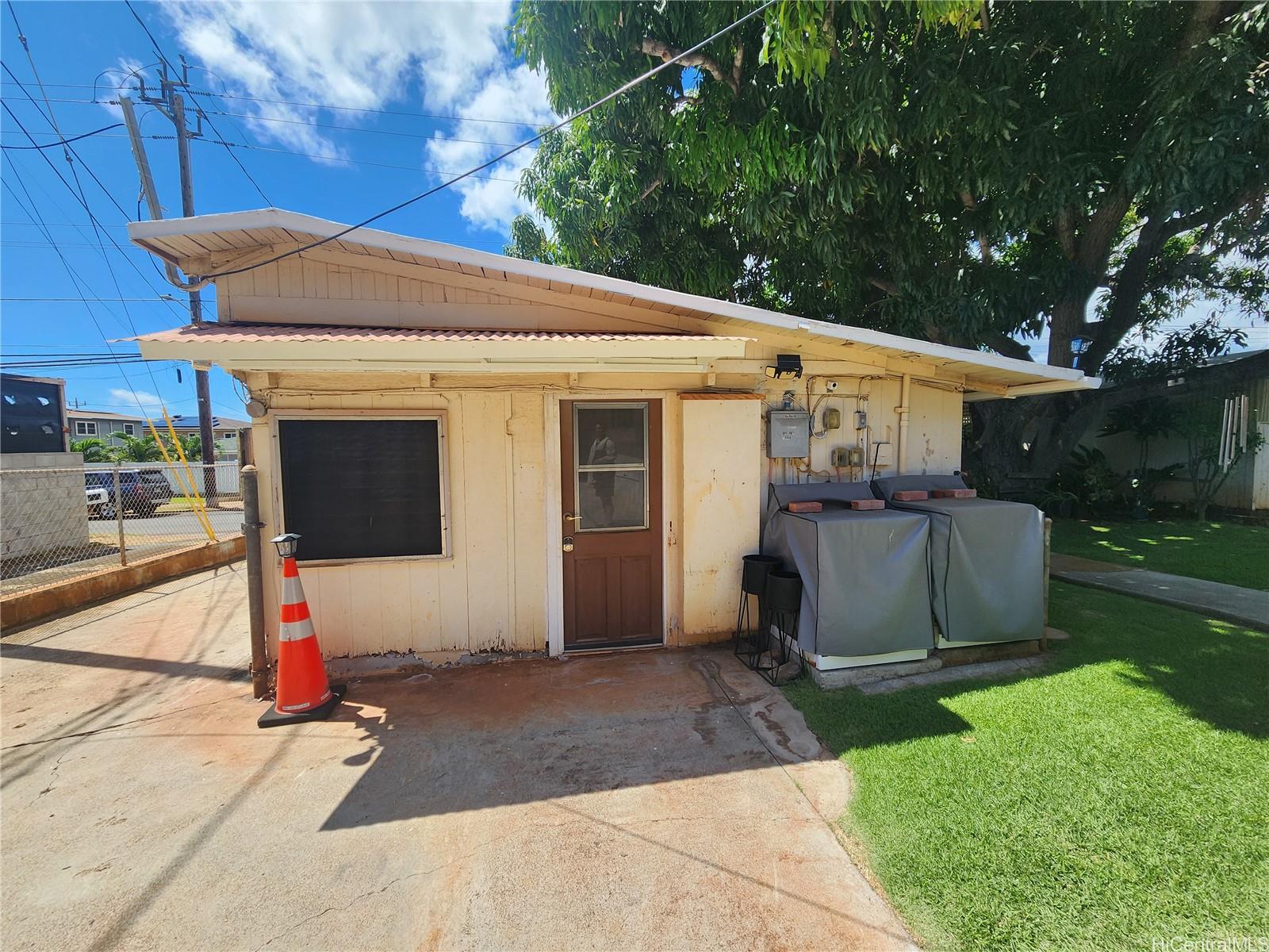 925 9th Ave Honolulu - Rental - photo 2 of 6