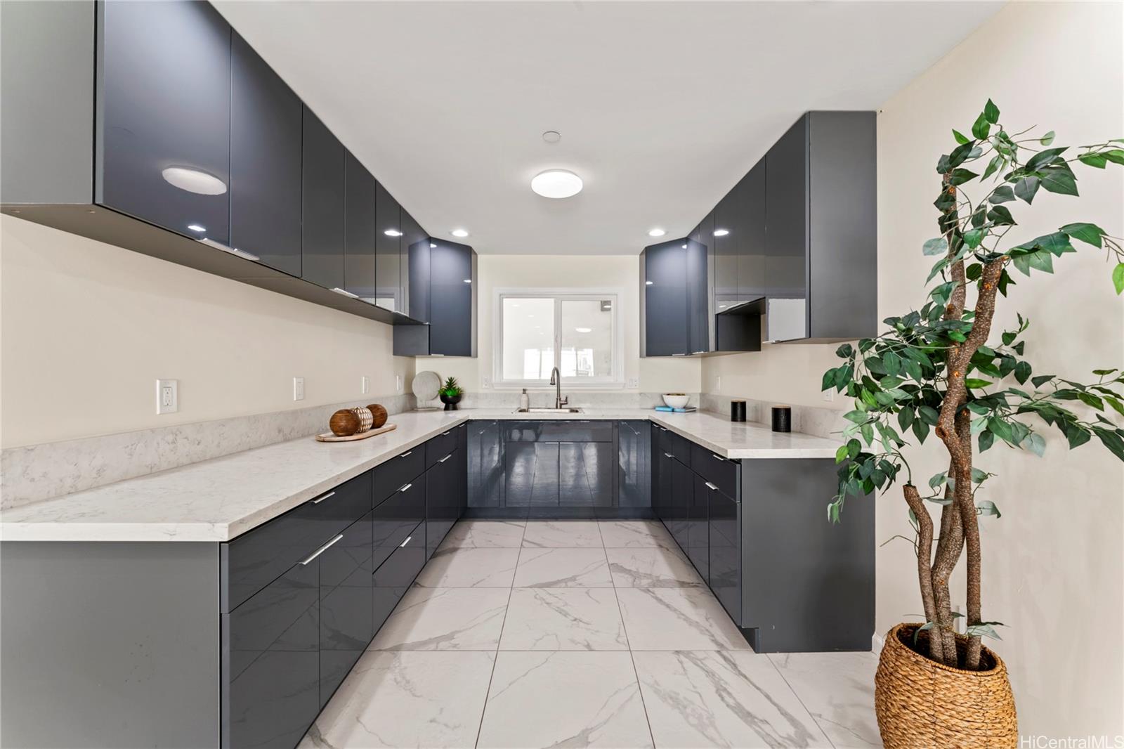 928  9th Ave Kaimuki, Diamond Head home - photo 4 of 14