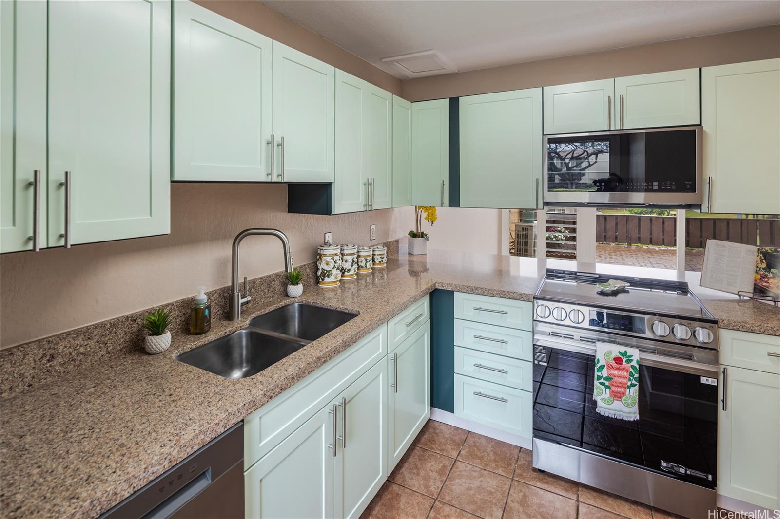 Palehua Townhouses 2 condo # 72, Kapolei, Hawaii - photo 4 of 25