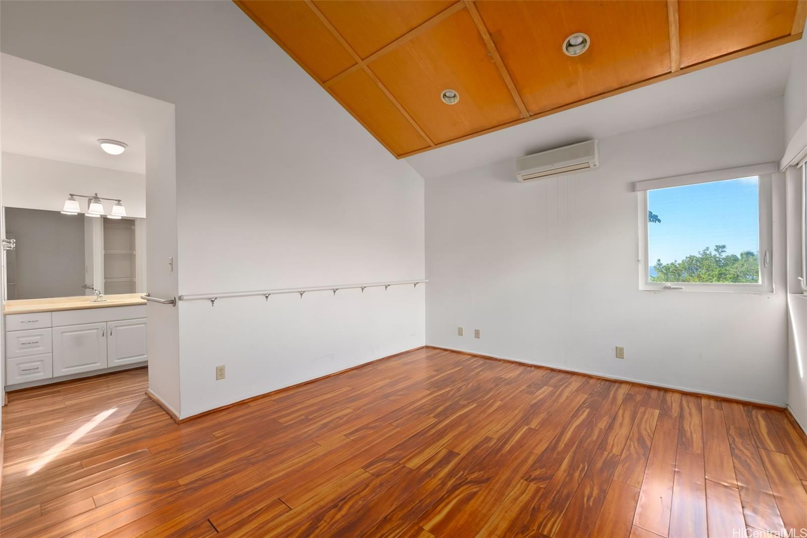 930  Kaahue Street Mariners Ridge, Hawaii Kai home - photo 16 of 25