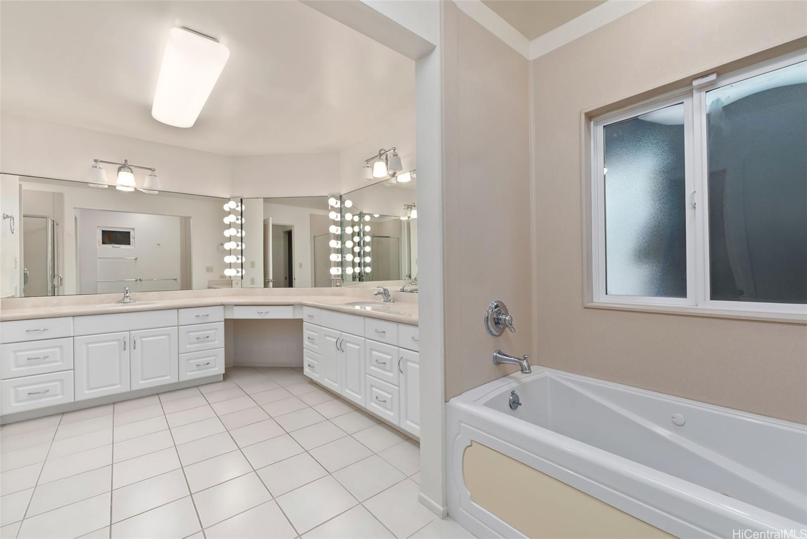 930  Kaahue Street Mariners Ridge, Hawaii Kai home - photo 22 of 25