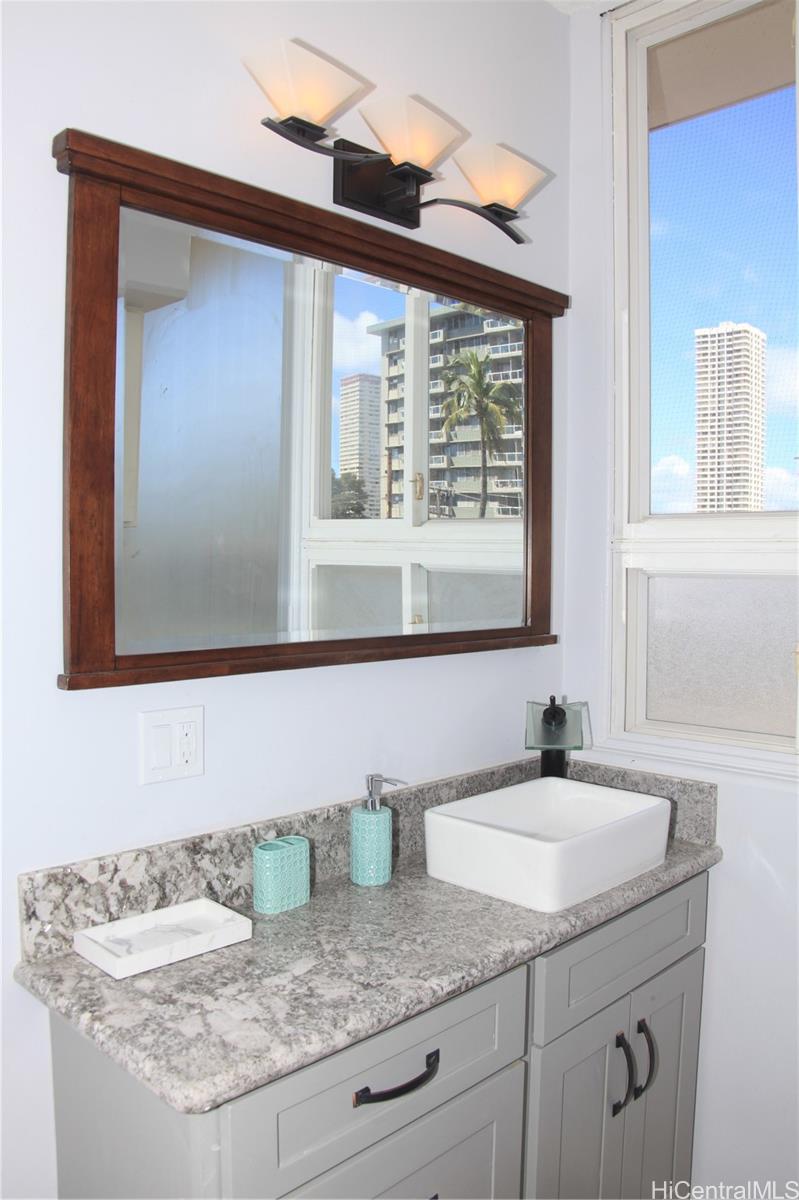 University Plaza condo # 306, Honolulu, Hawaii - photo 2 of 5