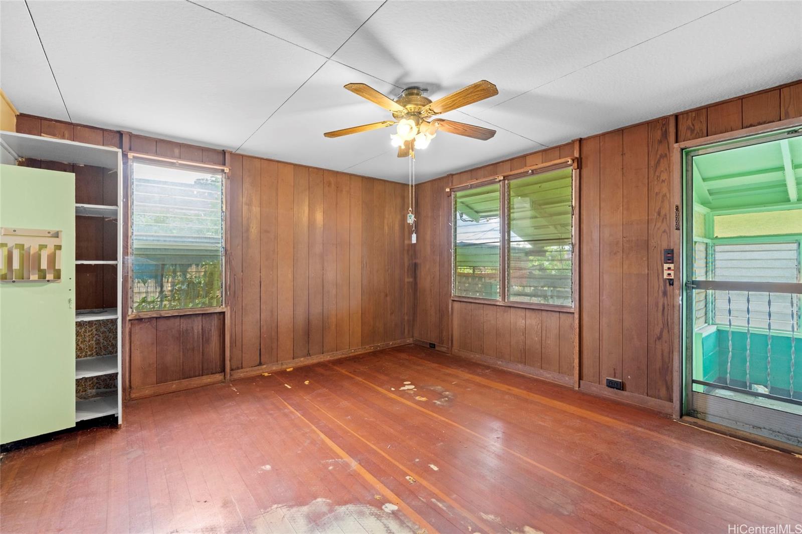 94-1037  Awalai Street Waipahu-lower, Waipahu home - photo 2 of 23