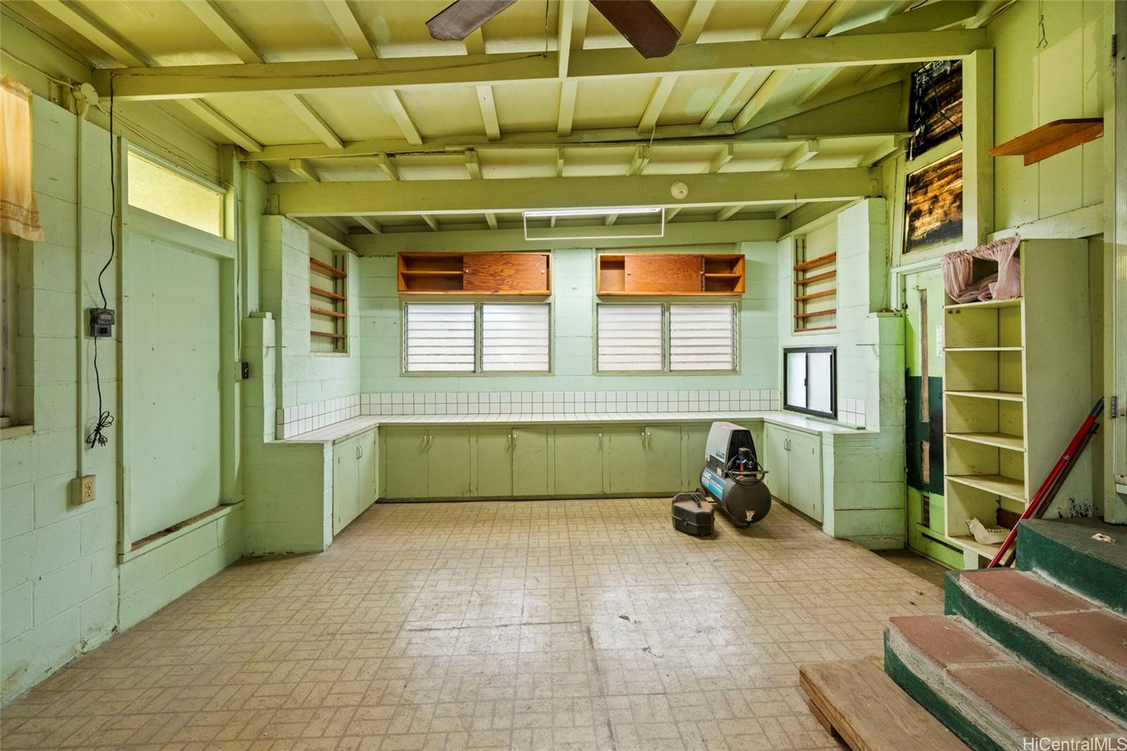 94-1037  Awalai Street Waipahu-lower, Waipahu home - photo 13 of 23