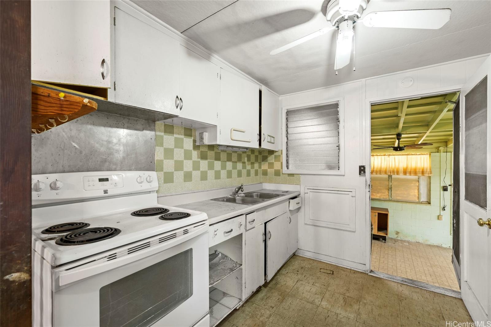 94-1037  Awalai Street Waipahu-lower, Waipahu home - photo 3 of 23