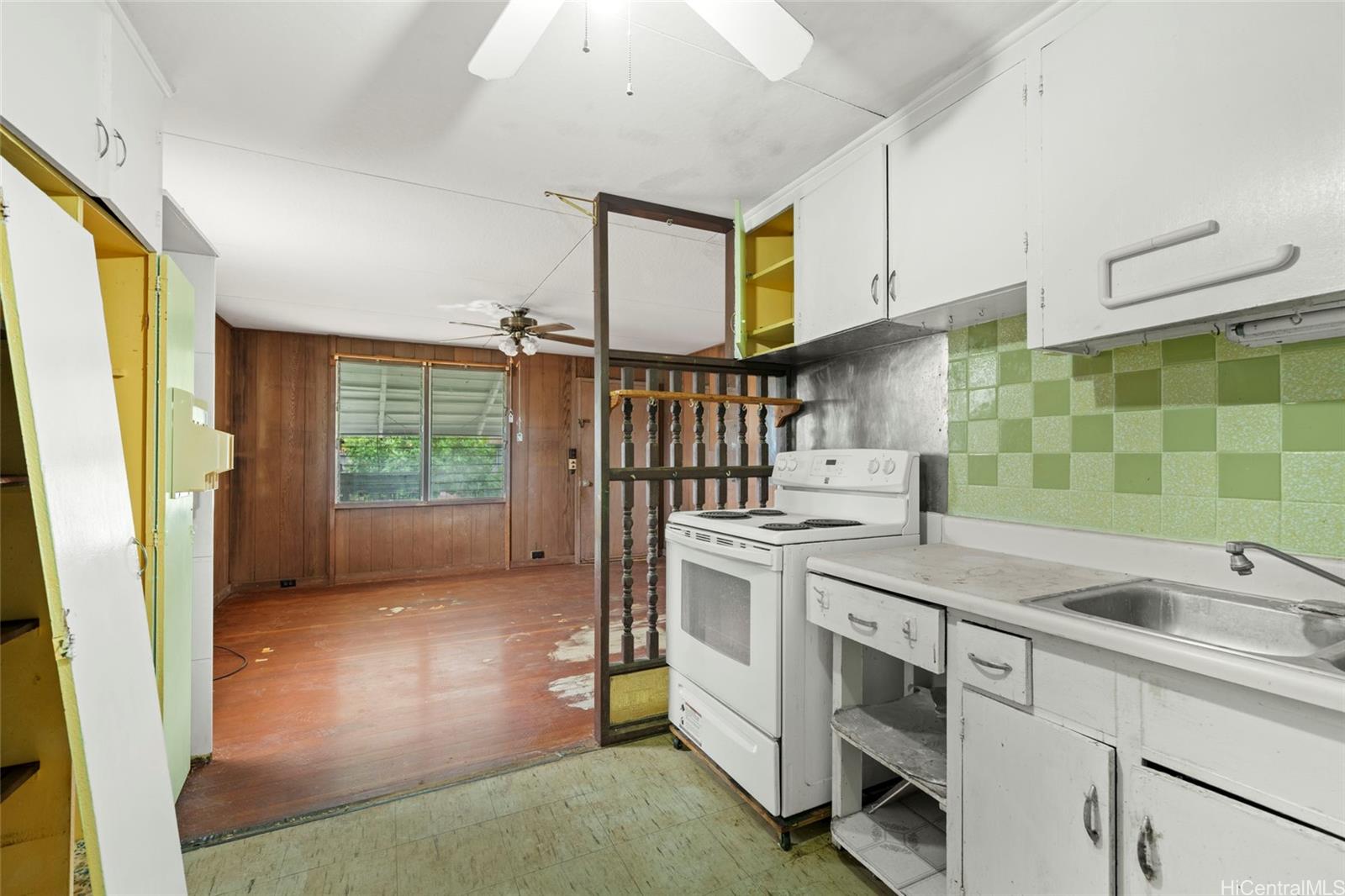 94-1037  Awalai Street Waipahu-lower, Waipahu home - photo 4 of 23