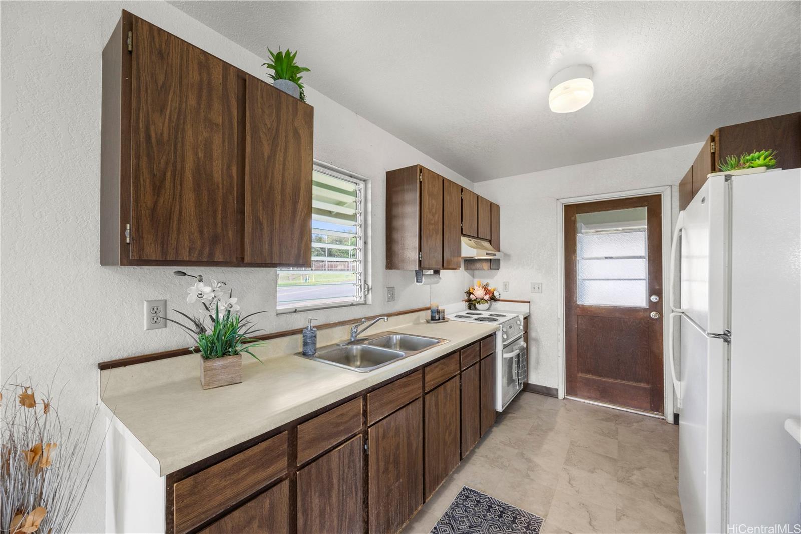 94-111  Kaaholo Place Village Park, Waipahu home - photo 11 of 25