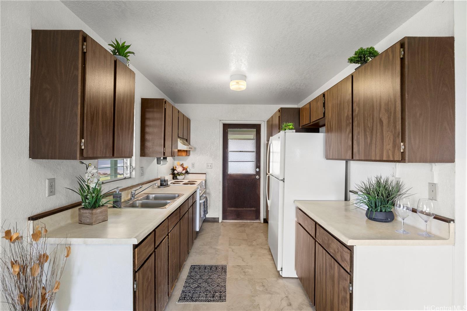 94-111  Kaaholo Place Village Park, Waipahu home - photo 9 of 25