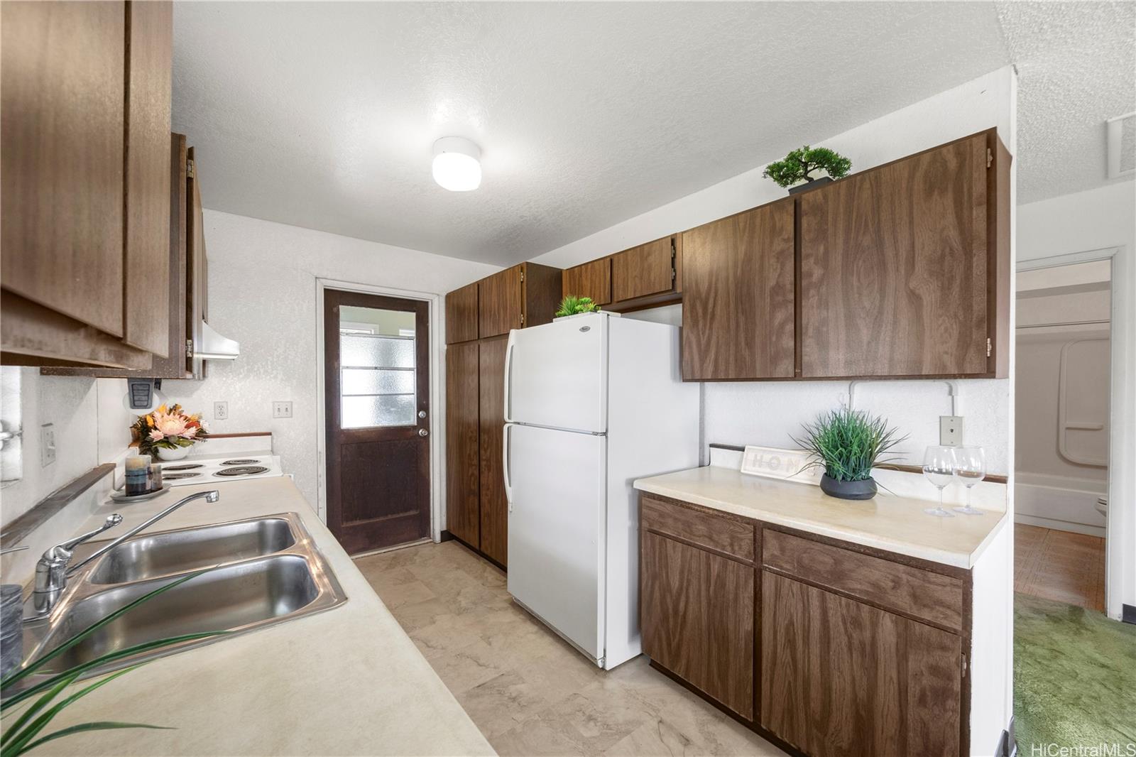 94-111  Kaaholo Place Village Park, Waipahu home - photo 10 of 25